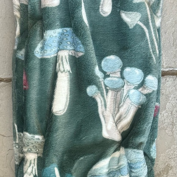 GREEN THROW BLANKET WITH MUTICOLORED MUSHROOM VARIETIES IN PINK, BLUE & GREY - Picture 4 of 9